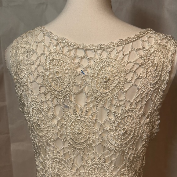 Elegant Lace Sleeveless Top - Picture 8 of 8